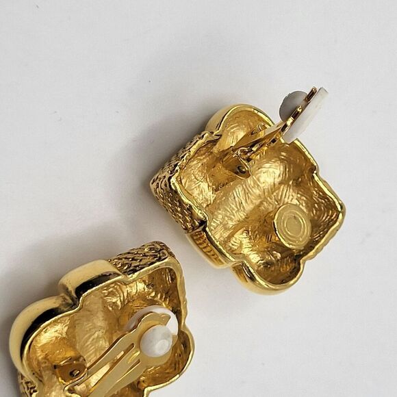 Avon Vintage 80s Square Gold Simulated Pearl Clip on Earrings 1in - Picture 3 of 3